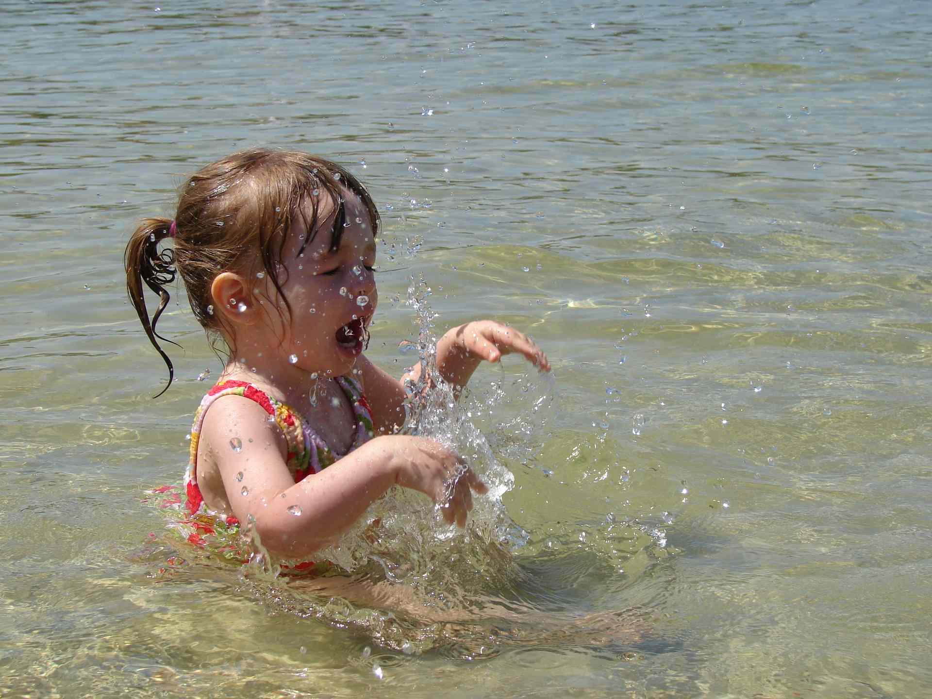 9 water safety tips for your kids at the beach this Summer | Great Lakes Guide